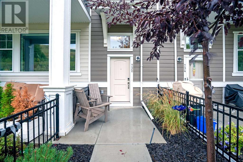 Property at 732 Cranbrook Walk SE image 3