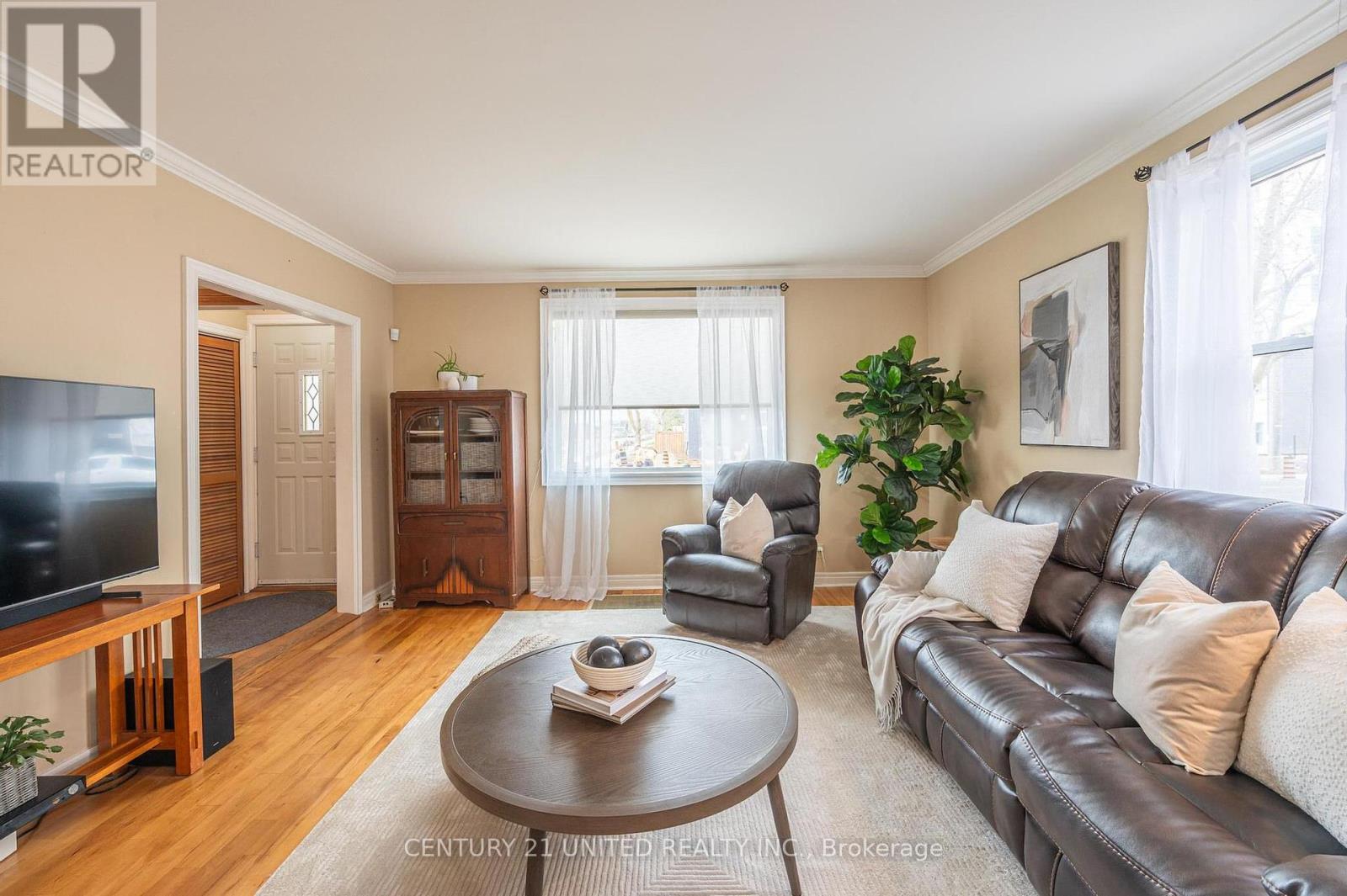 654 Monaghan Road, Peterborough South, Ontario  K9J 5J4 - Photo 4 - X12126633