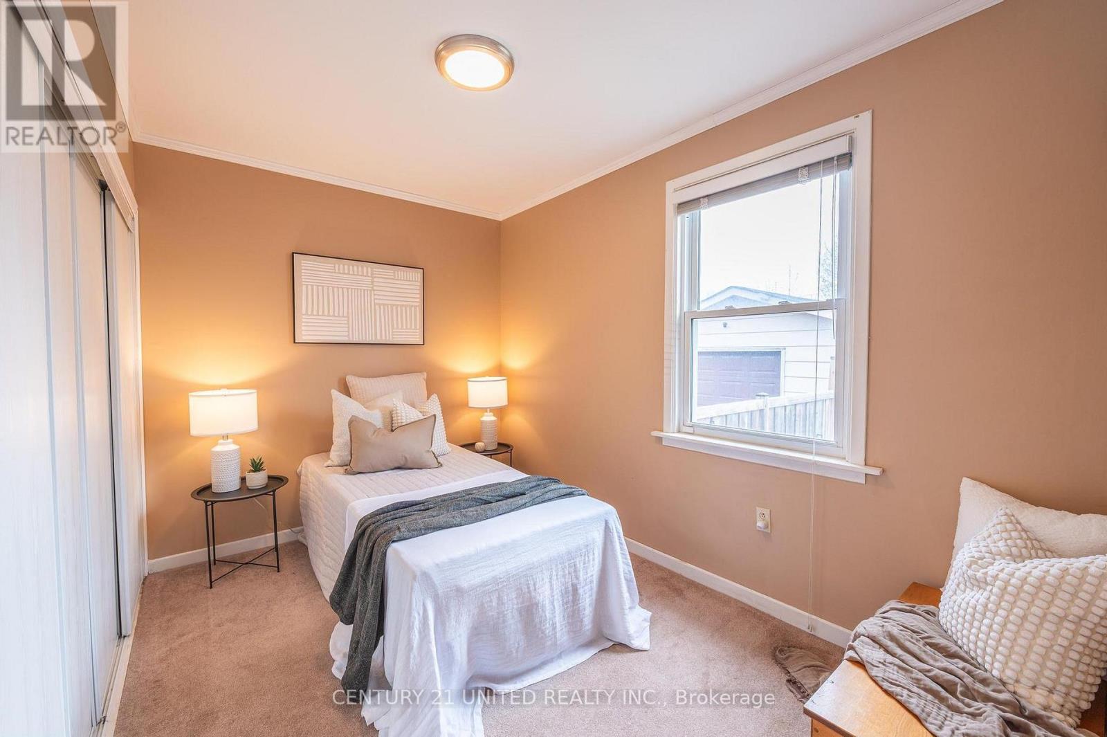 654 Monaghan Road, Peterborough South, Ontario  K9J 5J4 - Photo 8 - X12126633
