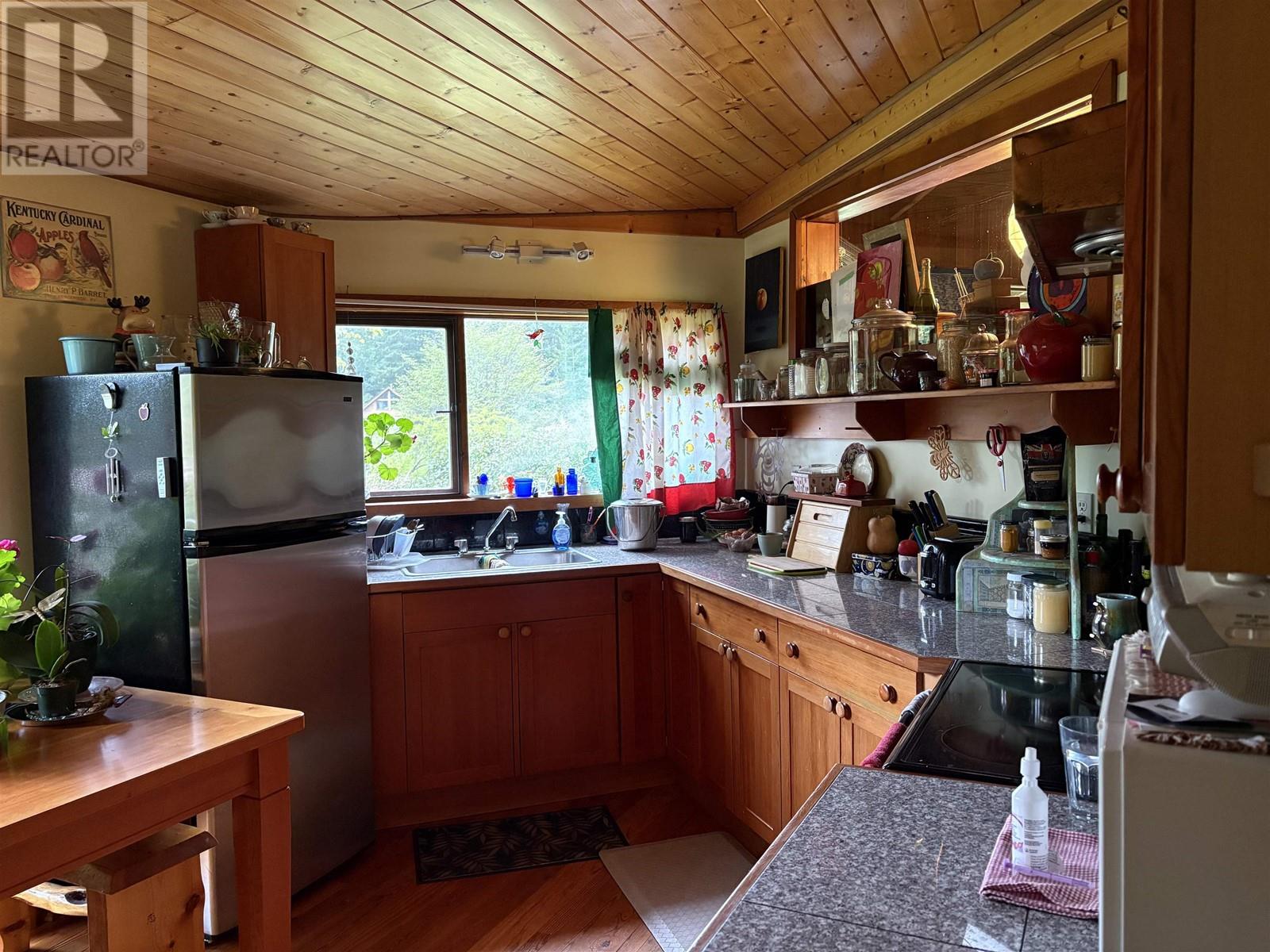 5768 Sutherland Road, Halfmoon Bay, British Columbia  V7Z 1G9 - Photo 16 - R2996119