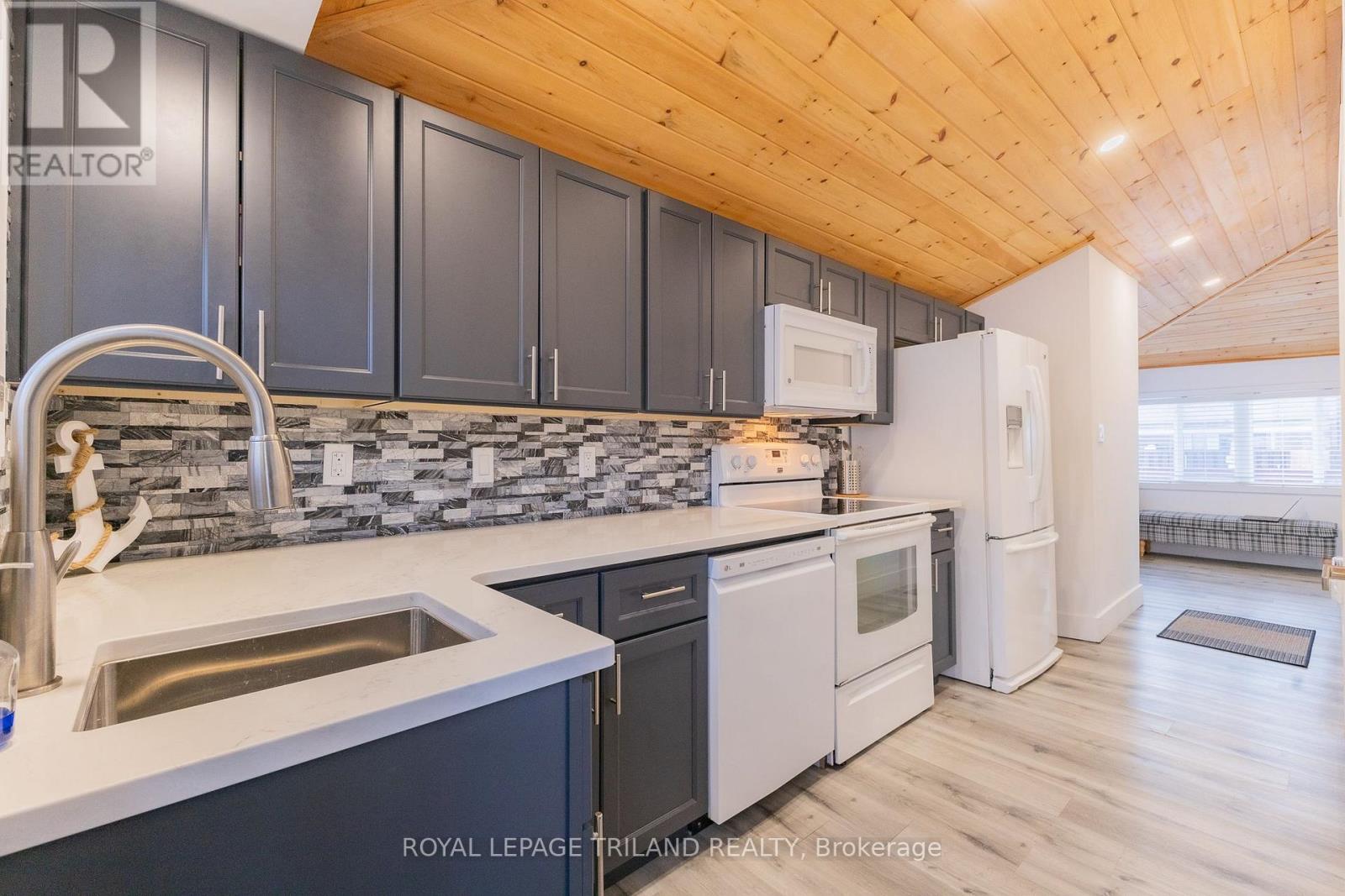 12 Woodward Avenue, Lambton Shores, Ontario  N0M 1T0 - Photo 10 - X12126671