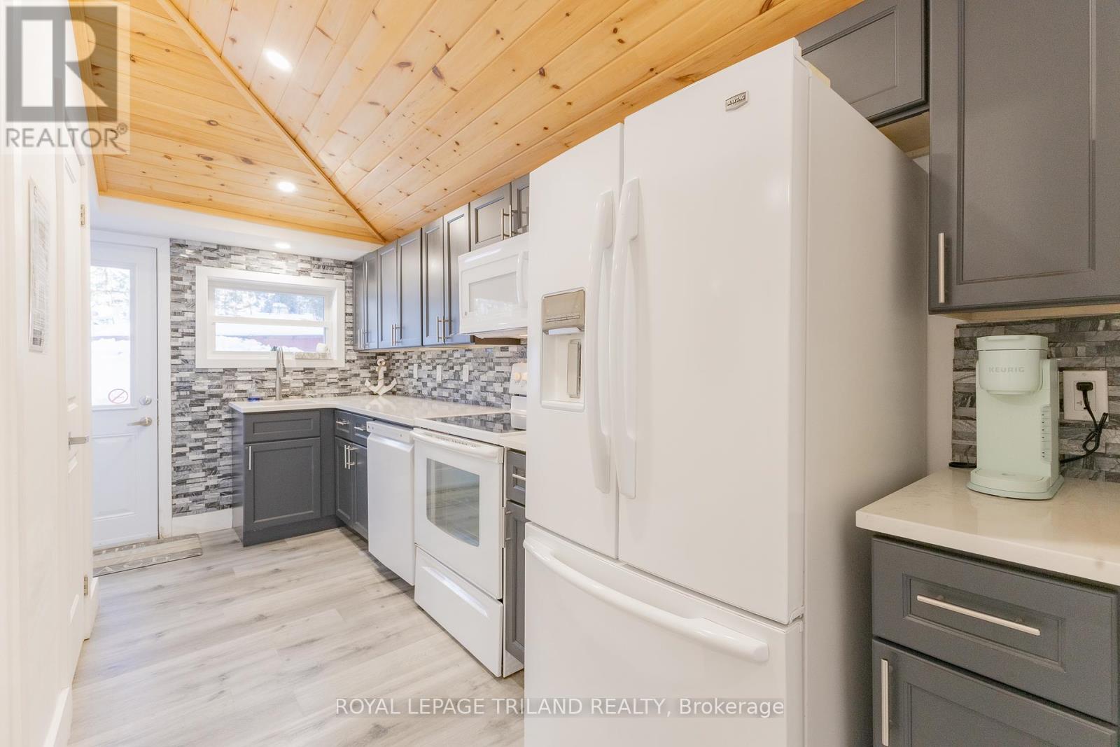12 Woodward Avenue, Lambton Shores, Ontario  N0M 1T0 - Photo 11 - X12126671