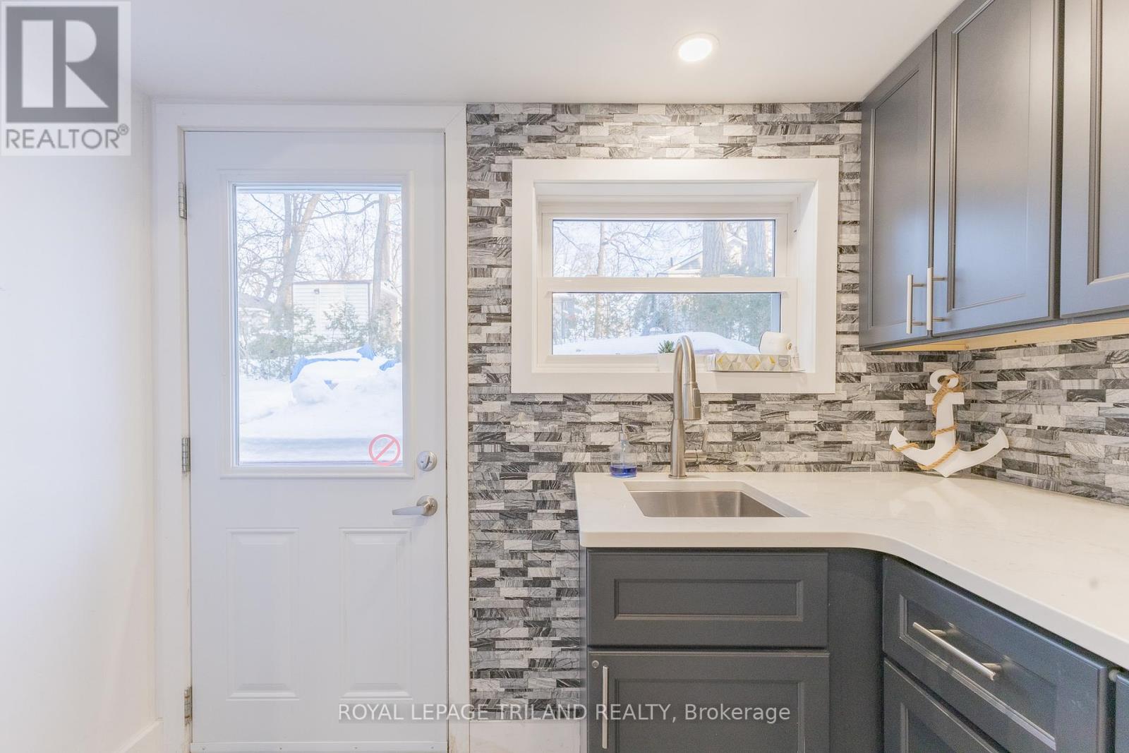 12 Woodward Avenue, Lambton Shores, Ontario  N0M 1T0 - Photo 12 - X12126671