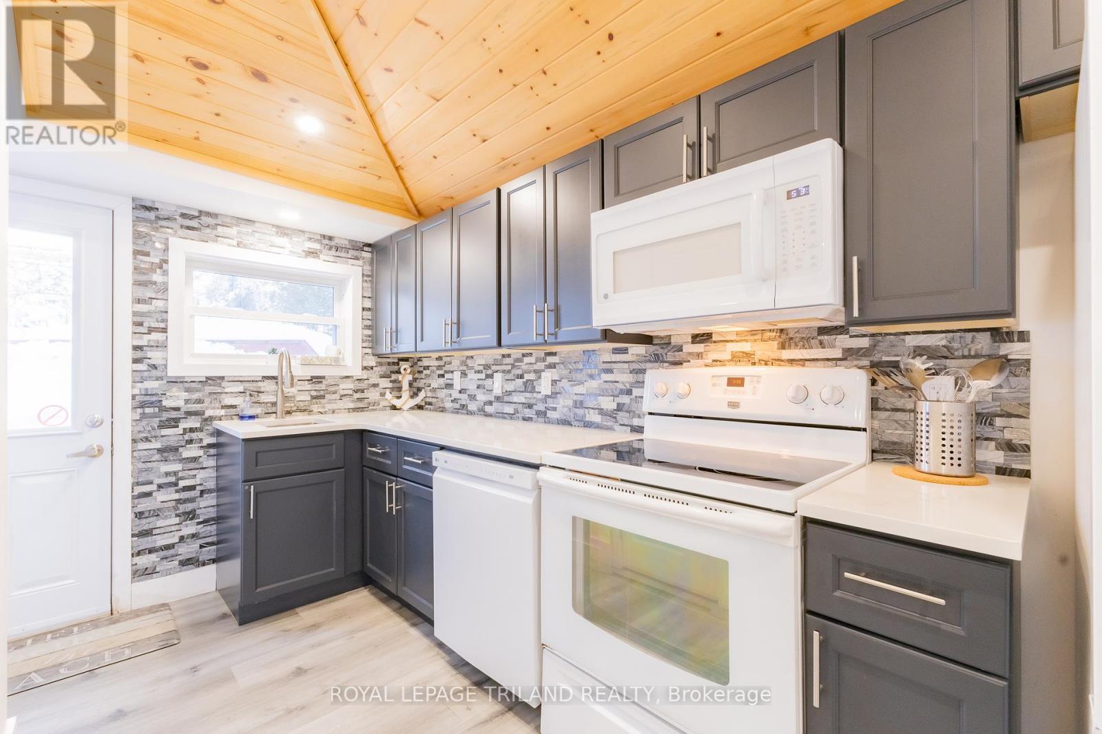 12 Woodward Avenue, Lambton Shores, Ontario  N0M 1T0 - Photo 14 - X12126671