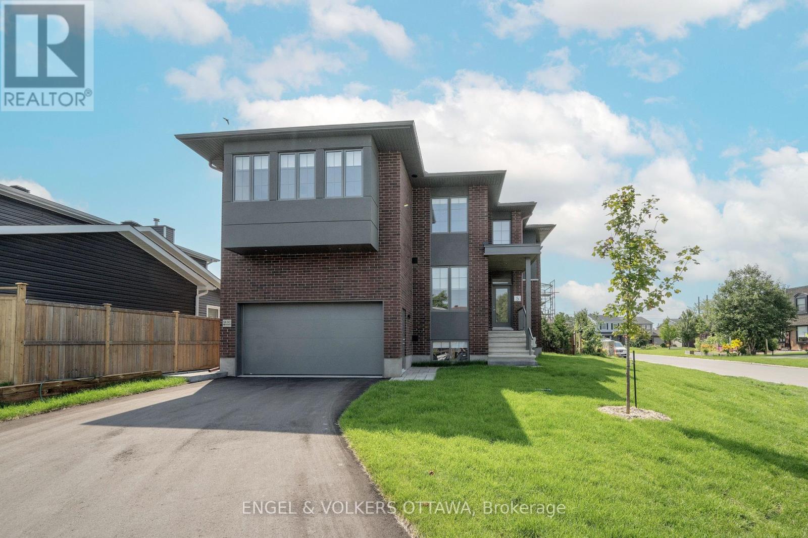 Property at 5 WINLOCK CRESCENT image 1