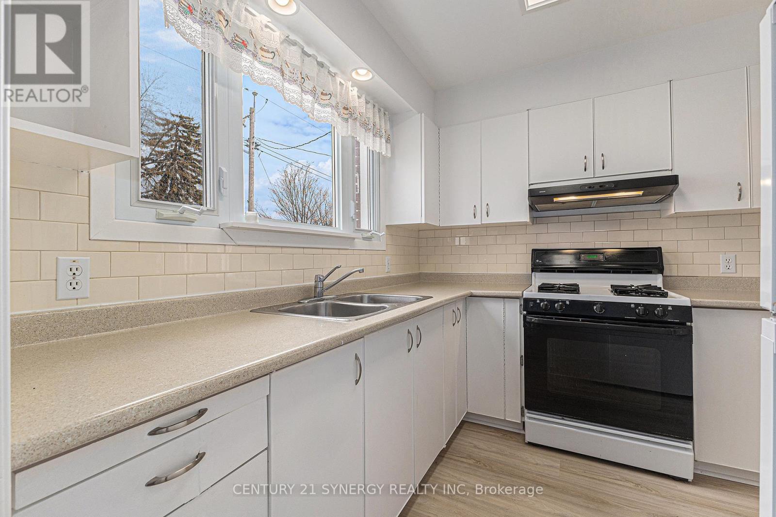 1392 Aurele Street, Ottawa, Ontario  K1B 3L3 - Photo 6 - X12126702