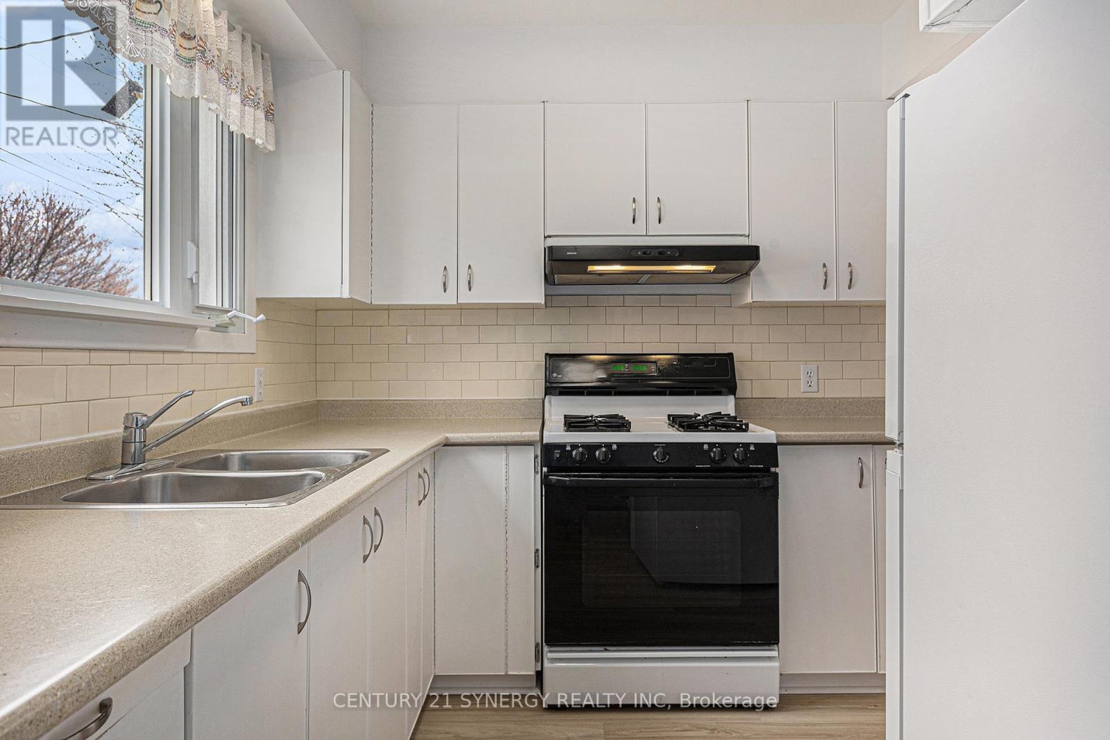1392 Aurele Street, Ottawa, Ontario  K1B 3L3 - Photo 7 - X12126702