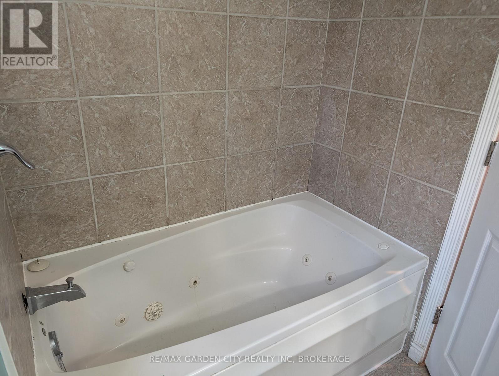 19 Cecelia Court, St. Catharines, Ontario  L2M 7R7 - Photo 17 - X12126626
