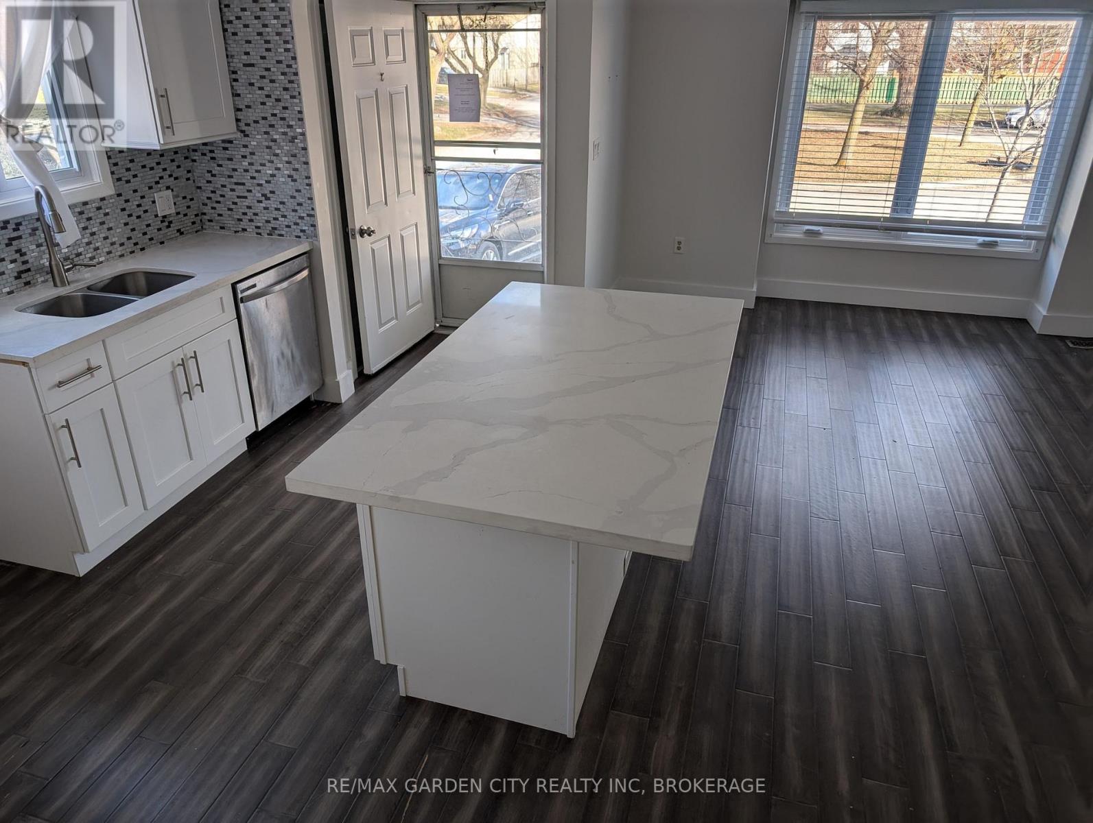 19 Cecelia Court, St. Catharines, Ontario  L2M 7R7 - Photo 4 - X12126626