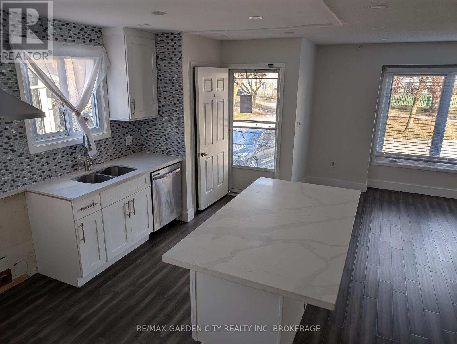 19 Cecelia Court, St. Catharines, Ontario  L2M 7R7 - Photo 5 - X12126626