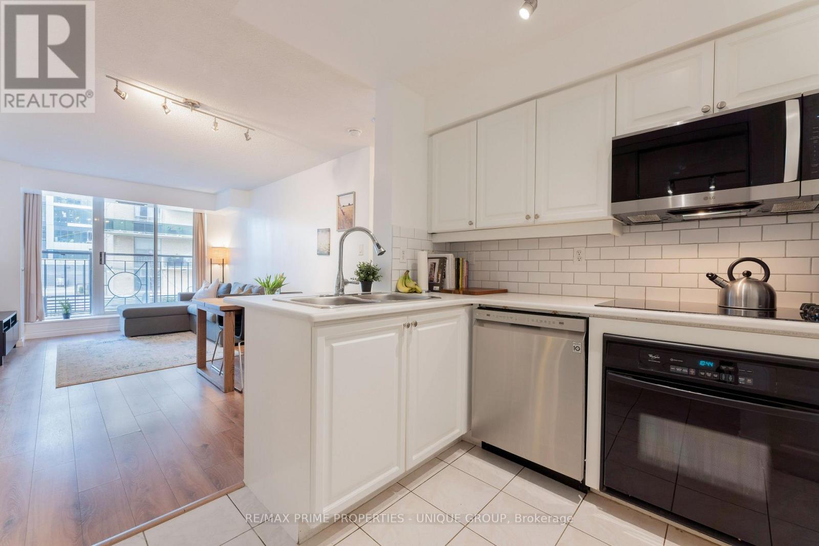211 - 188 Redpath Avenue, Toronto, Ontario  M4P 3J2 - Photo 3 - C12126694