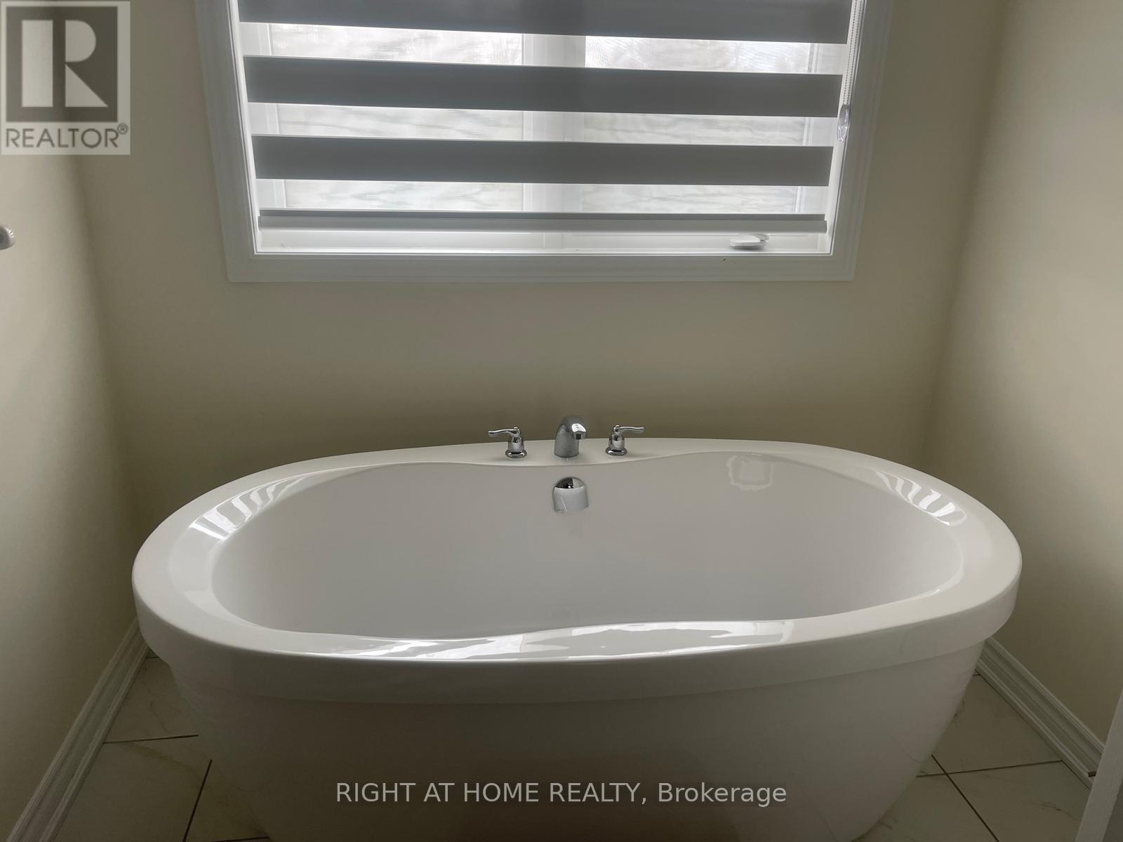 128 Hawkins Street, Georgina, Ontario  L0E 1R0 - Photo 16 - N12126713