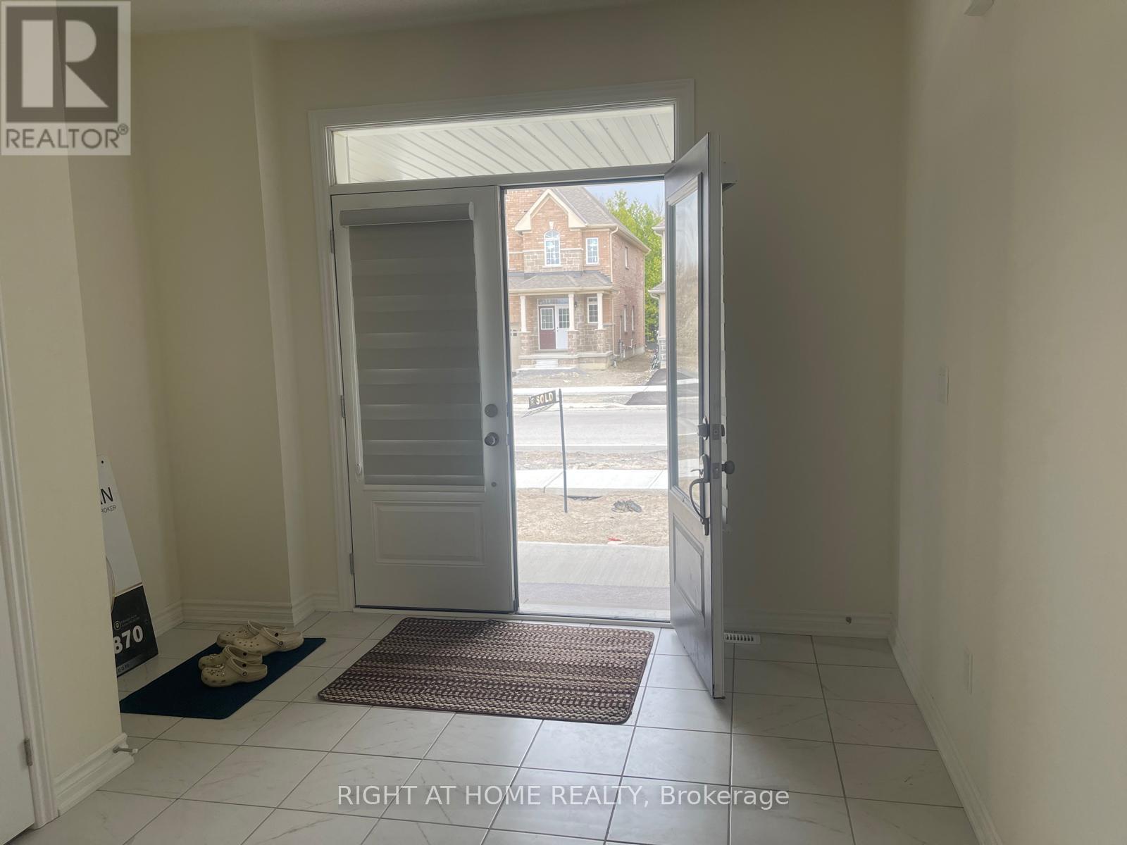 128 Hawkins Street, Georgina, Ontario  L0E 1R0 - Photo 2 - N12126713