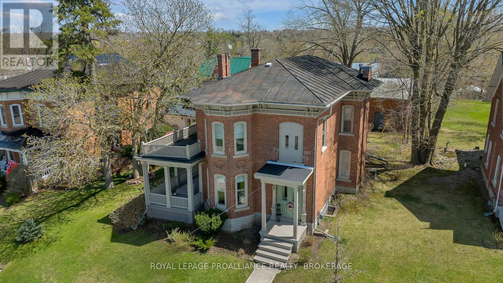 Property at 172 DUNDAS STREET W image 1