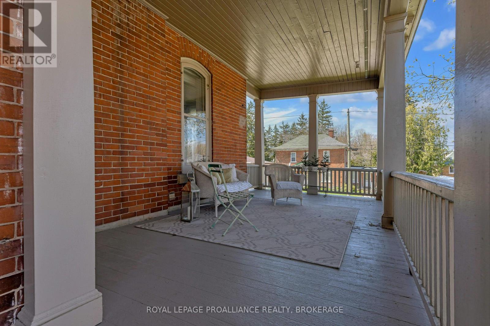 Property at 172 DUNDAS STREET W image 4