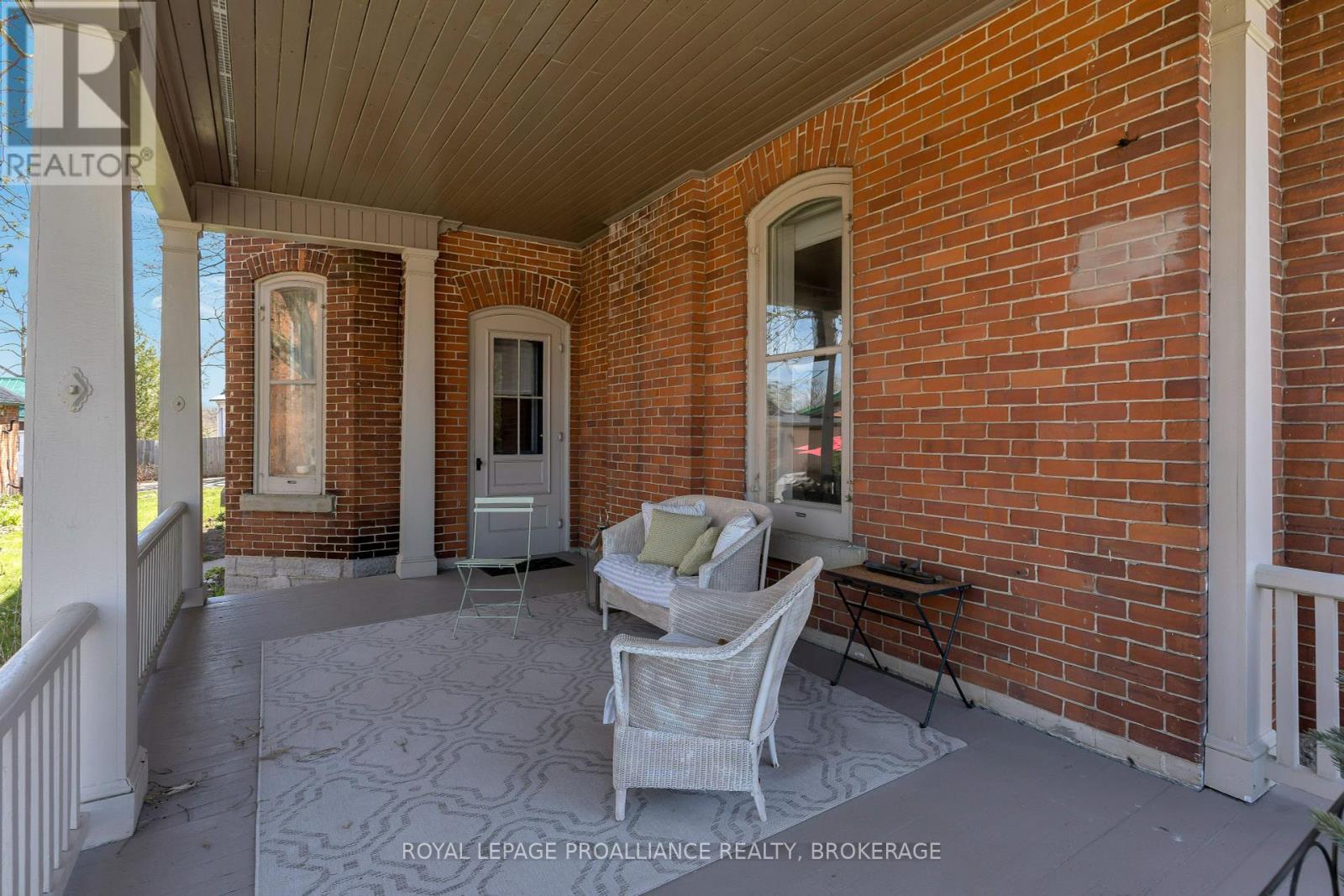 Property at 172 DUNDAS STREET W image 5