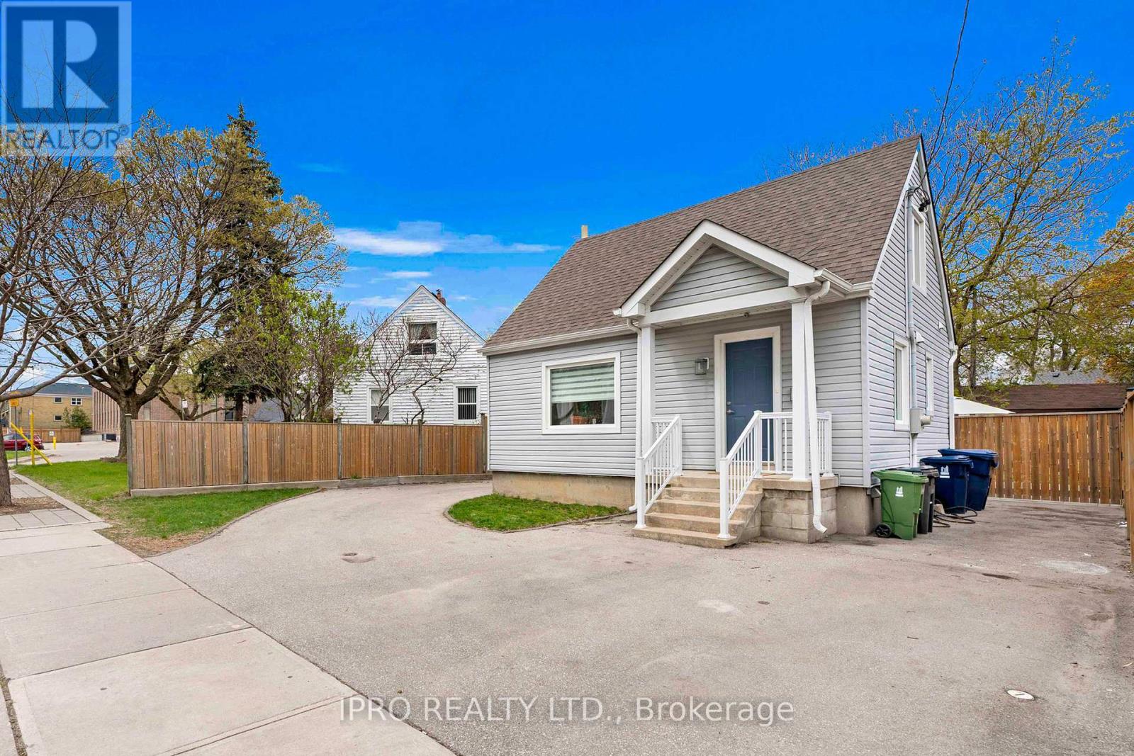 Property at 790 THE QUEENSWAY image 3