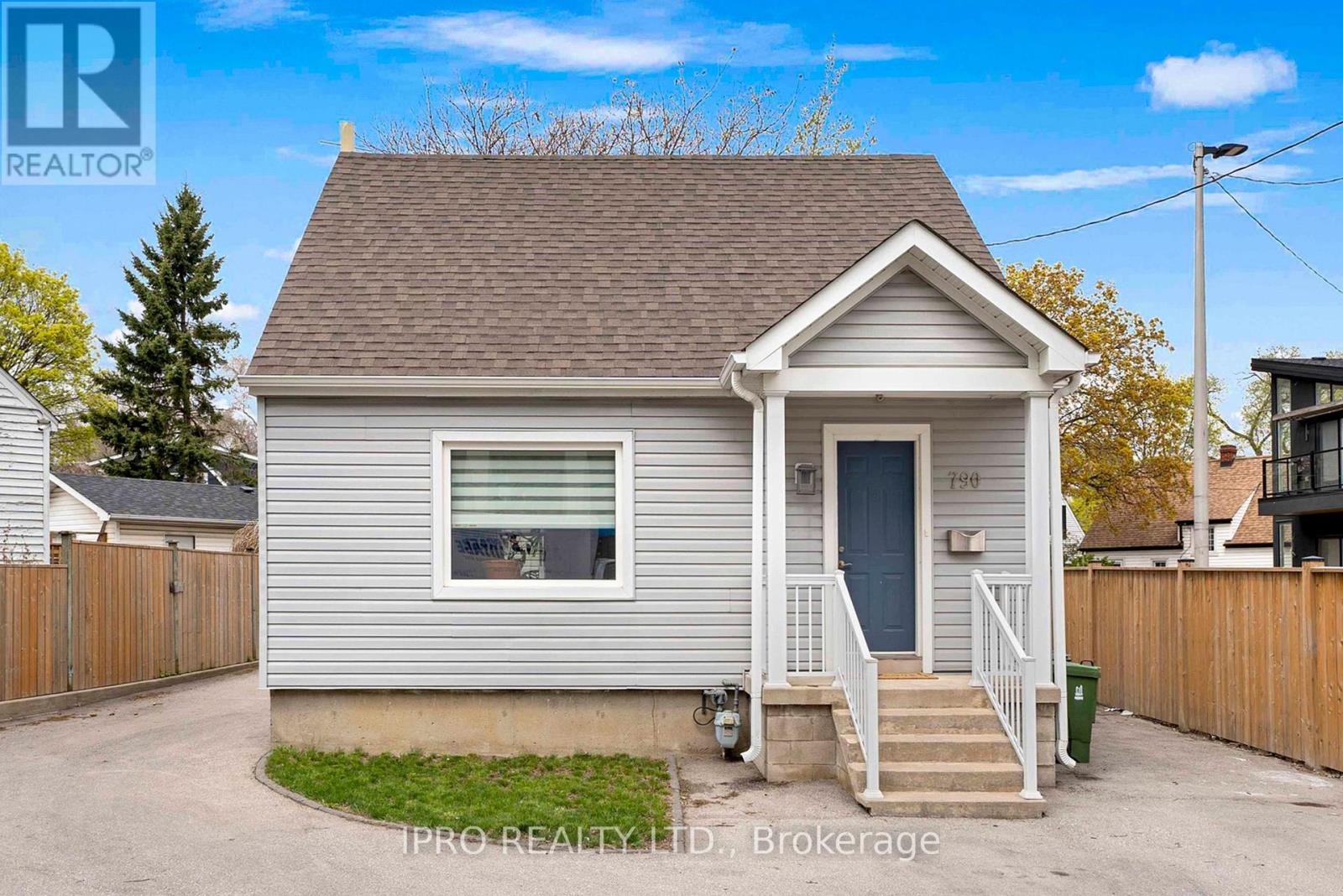 Property at 790 THE QUEENSWAY image 4