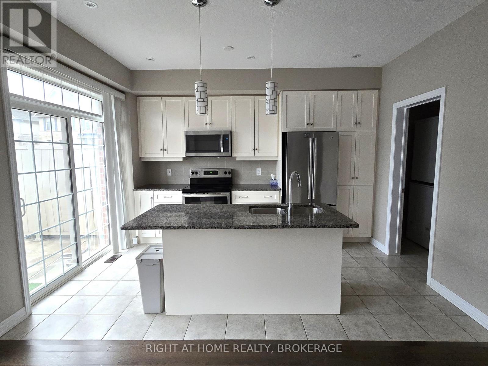 3142 Postridge Drive, Oakville, Ontario  L6H 0P9 - Photo 5 - W12126773