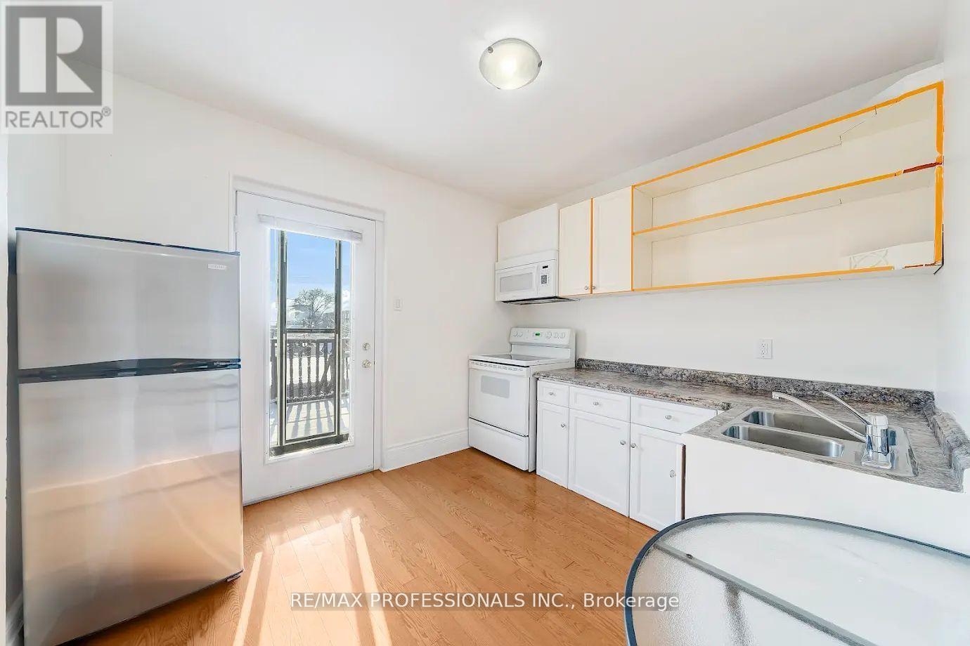 Upper - 265 Lappin Avenue, Toronto, Ontario  M6H 1Y9 - Photo 12 - W12126793