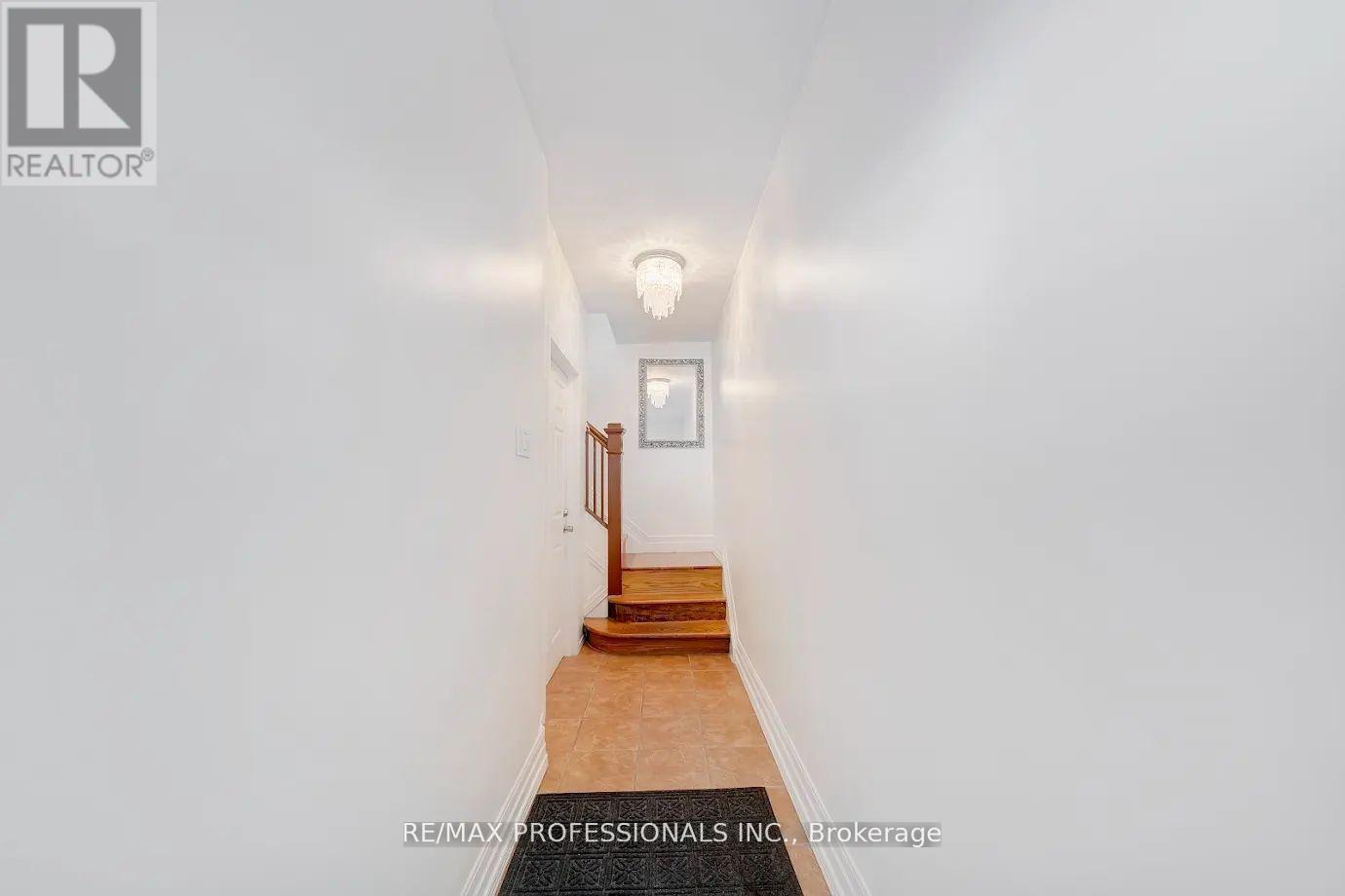 Upper - 265 Lappin Avenue, Toronto, Ontario  M6H 1Y9 - Photo 2 - W12126793
