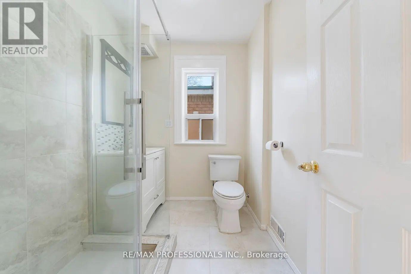 Upper - 265 Lappin Avenue, Toronto, Ontario  M6H 1Y9 - Photo 6 - W12126793