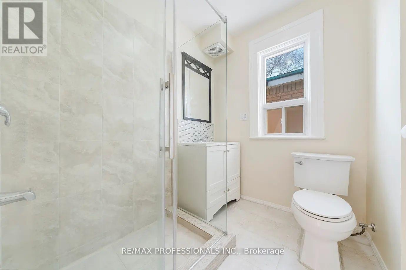 Upper - 265 Lappin Avenue, Toronto, Ontario  M6H 1Y9 - Photo 7 - W12126793