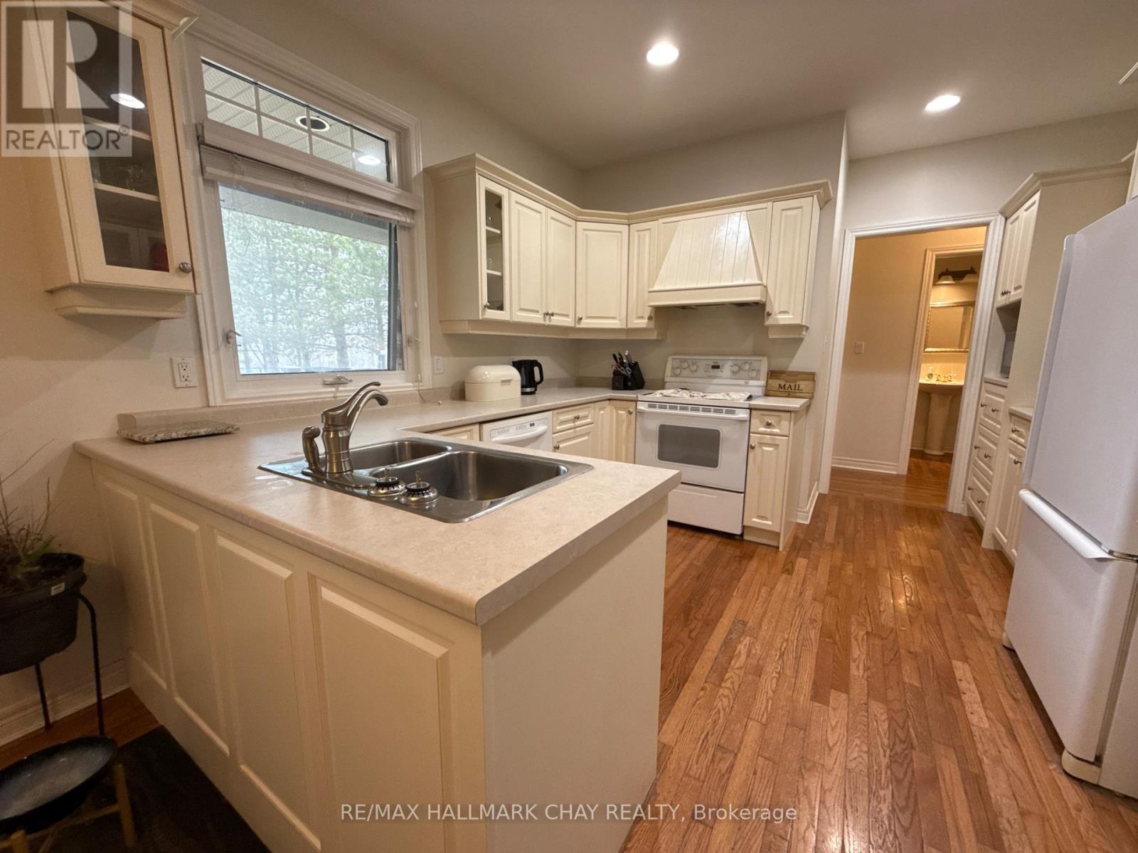1401 Westdel Bourne, London South, Ontario  N6K 4R1 - Photo 13 - X12126619