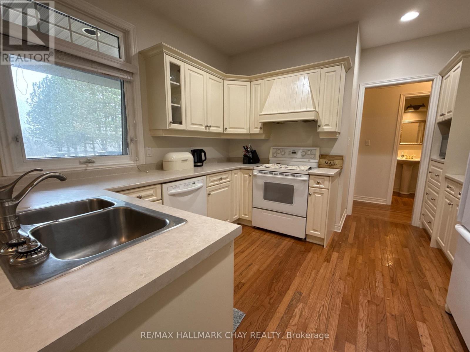 1401 Westdel Bourne, London South, Ontario  N6K 4R1 - Photo 14 - X12126619