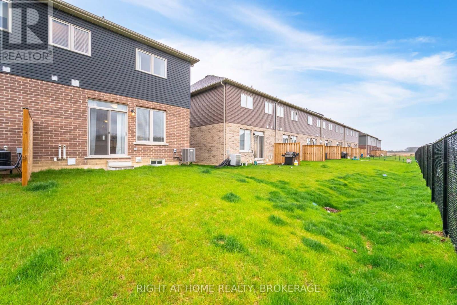30 Zoe Lane, Hamilton, Ontario  L0R 1C0 - Photo 31 - X12126748