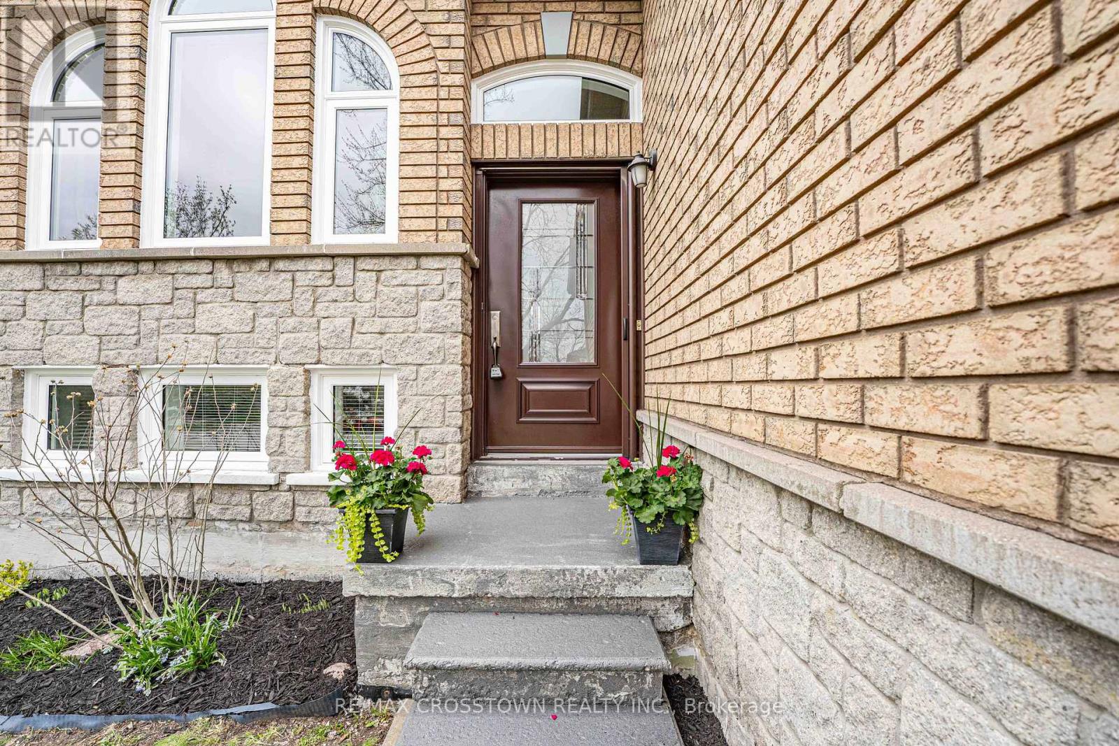 36 Leslie Avenue, Barrie (Holly), Ontario  L4N 9N9 - Photo 3 - S12126843