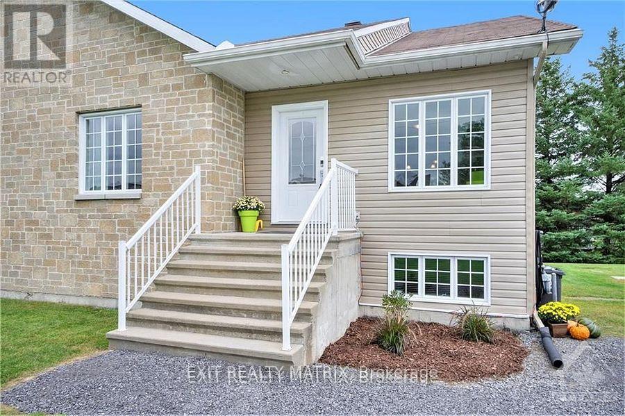 6 Telegraph Crescent, Alfred And Plantagenet, Ontario  K0B 1A0 - Photo 26 - X12127085