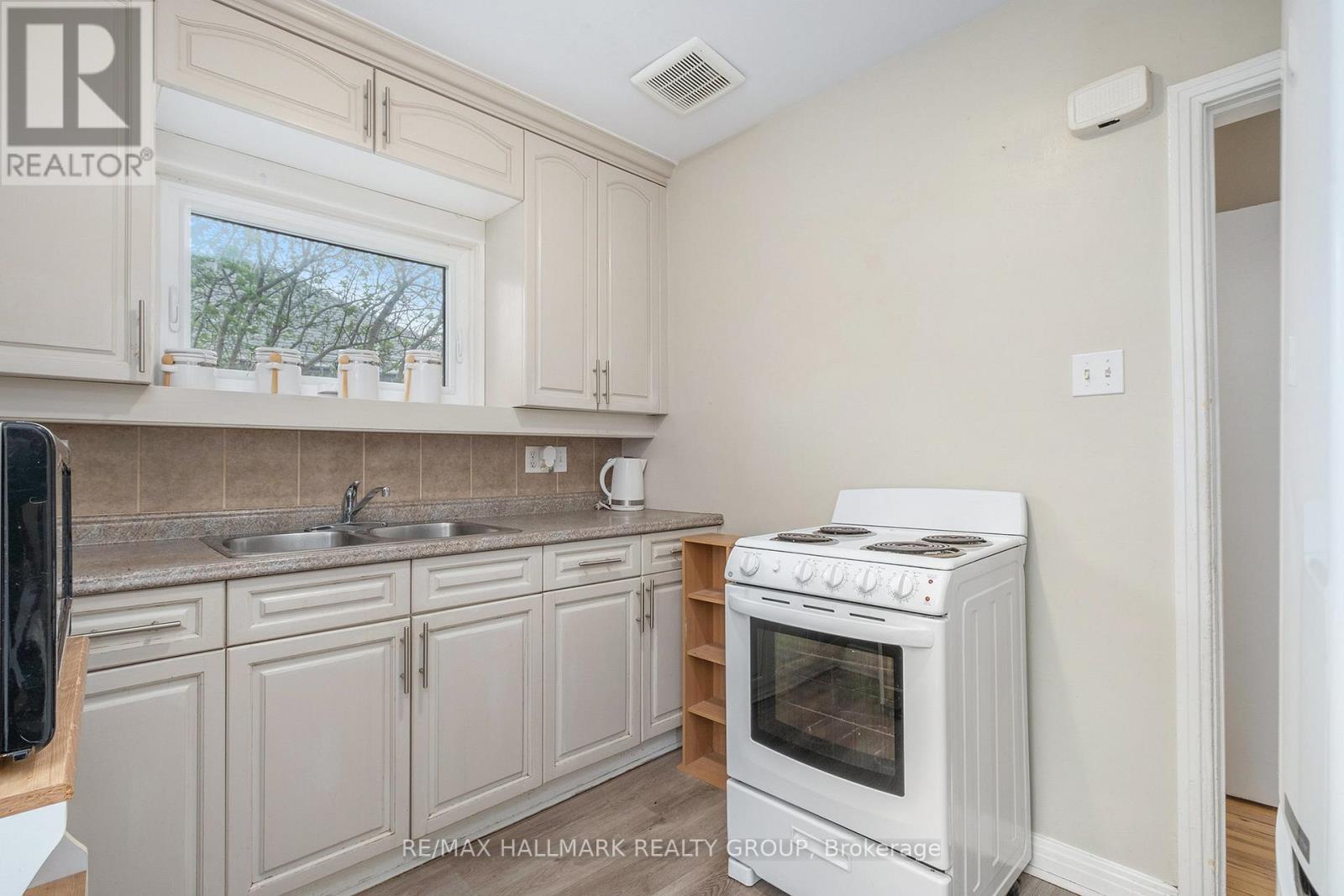 274 Queen Mary Street, Ottawa, Ontario  K1K 1X2 - Photo 15 - X12127107