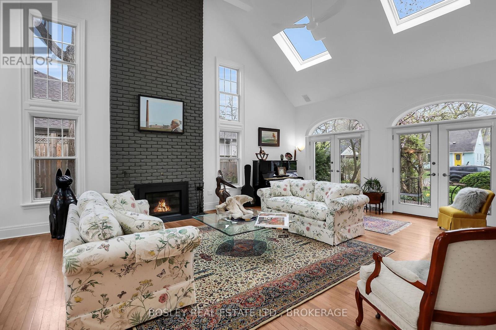 Property at 284 KING STREET image 4