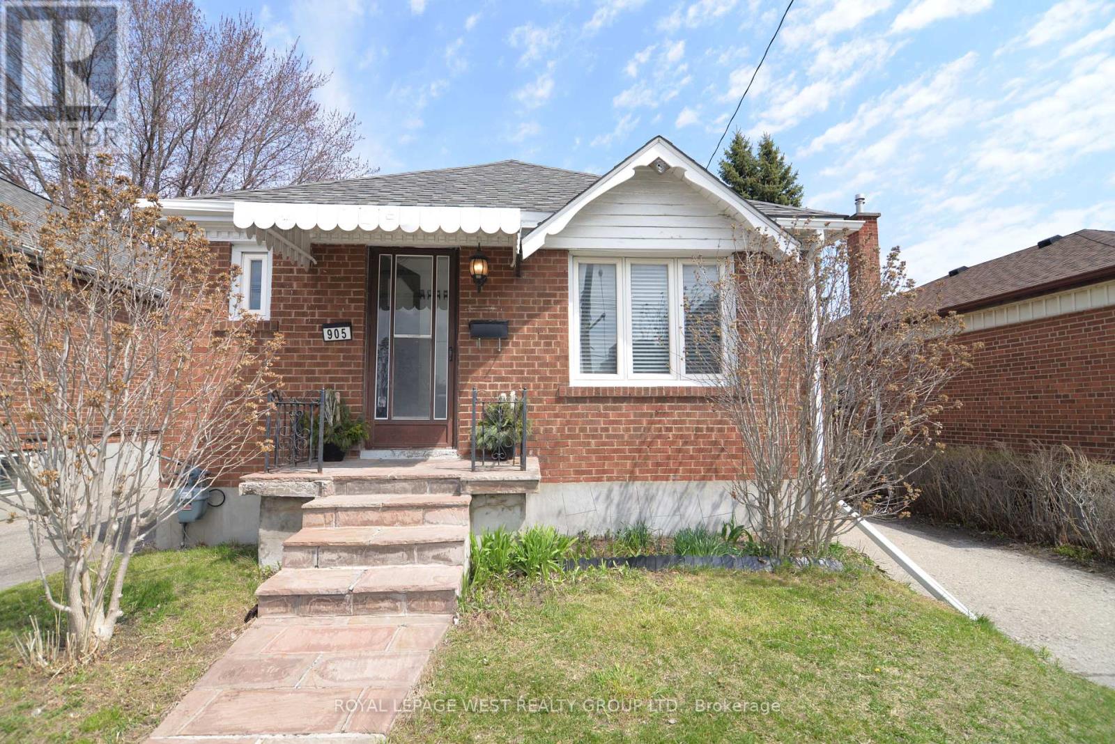 Property at 905 ISLINGTON AVENUE image 1