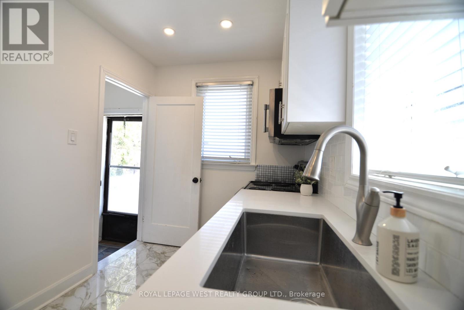 905 Islington Avenue, Toronto, Ontario  M8Z 4P1 - Photo 10 - W12126813