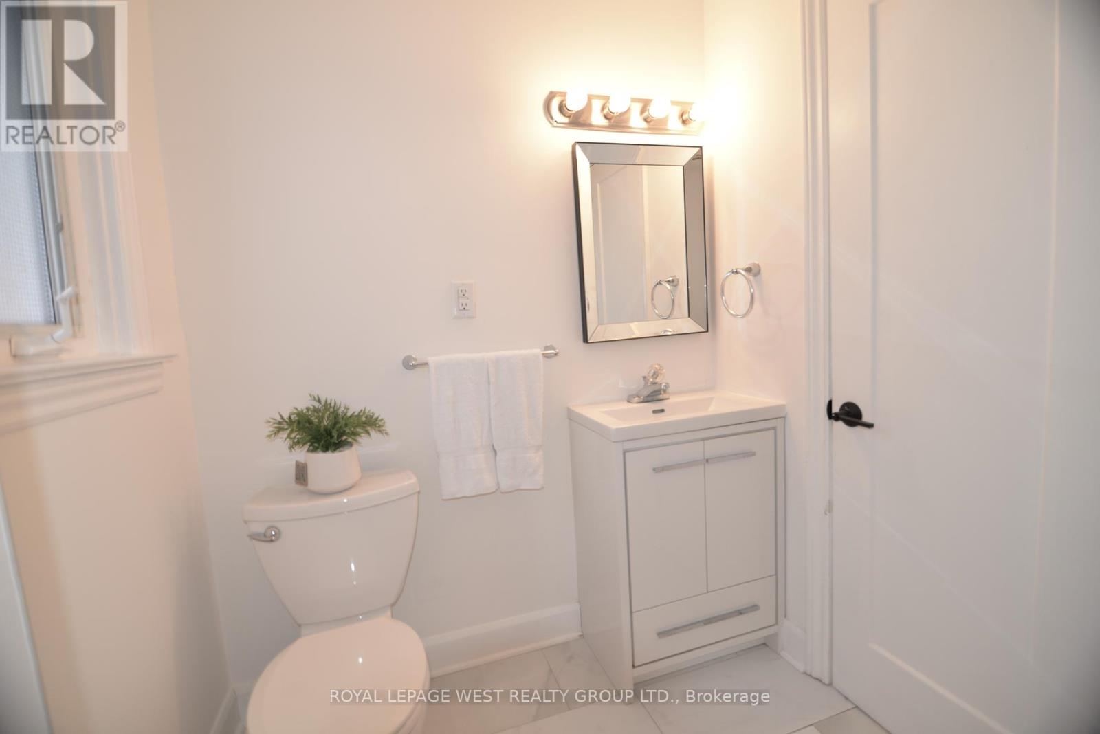 905 Islington Avenue, Toronto (Stonegate-Queensway), Ontario  M8Z 4P1 - Photo 14 - W12126813