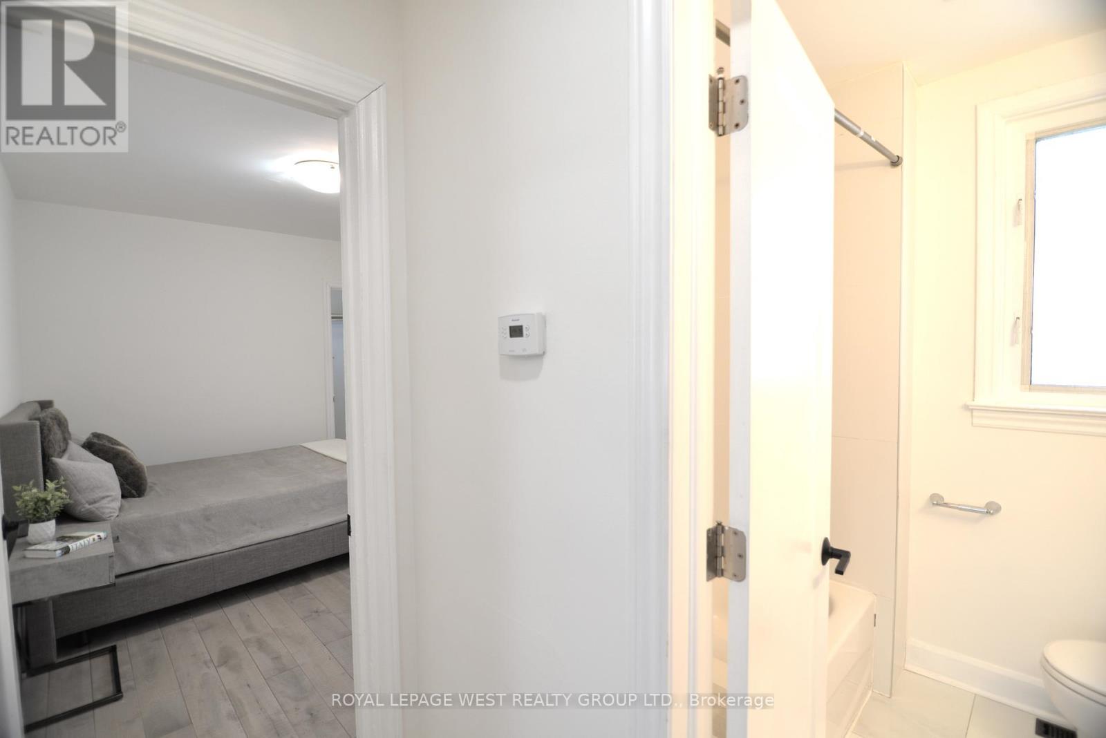 905 Islington Avenue, Toronto (Stonegate-Queensway), Ontario  M8Z 4P1 - Photo 17 - W12126813