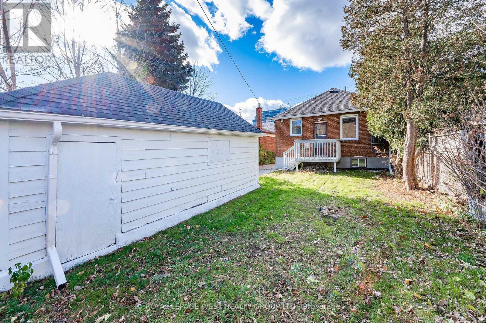 Property at 905 ISLINGTON AVENUE image 2