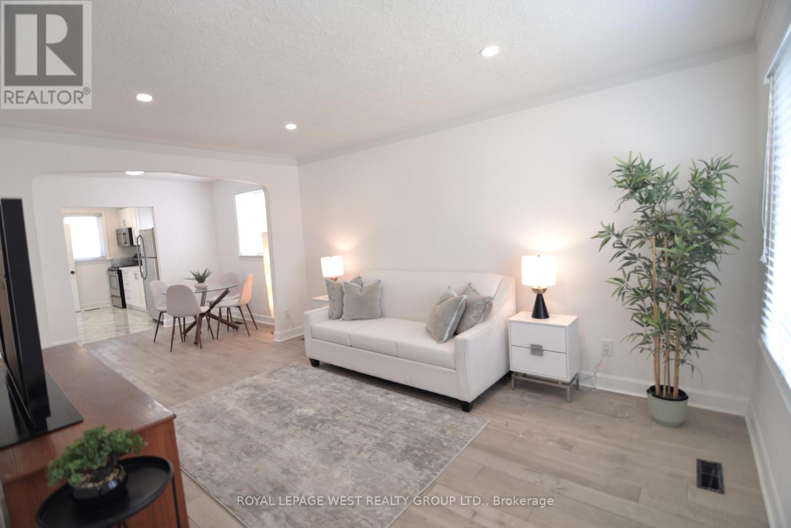 Property at 905 ISLINGTON AVENUE image 3