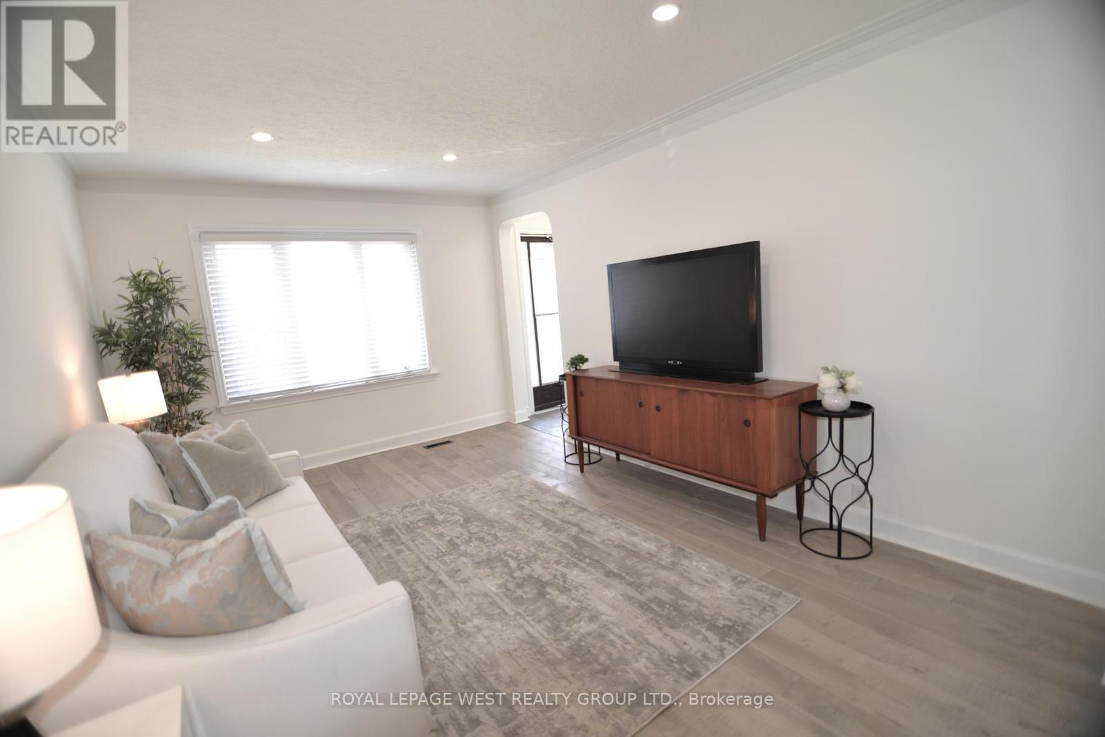 Property at 905 ISLINGTON AVENUE image 4