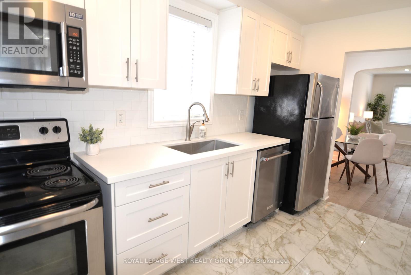 905 Islington Avenue, Toronto (Stonegate-Queensway), Ontario  M8Z 4P1 - Photo 9 - W12126813