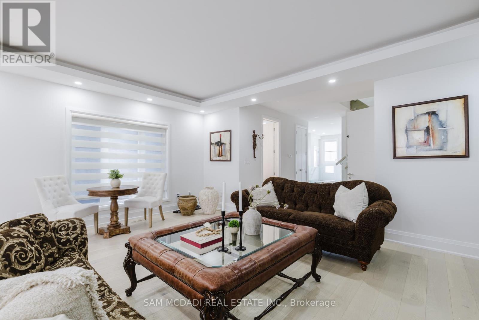 11a Maple Avenue N, Mississauga, Ontario  L5H 2R9 - Photo 3 - W12126851