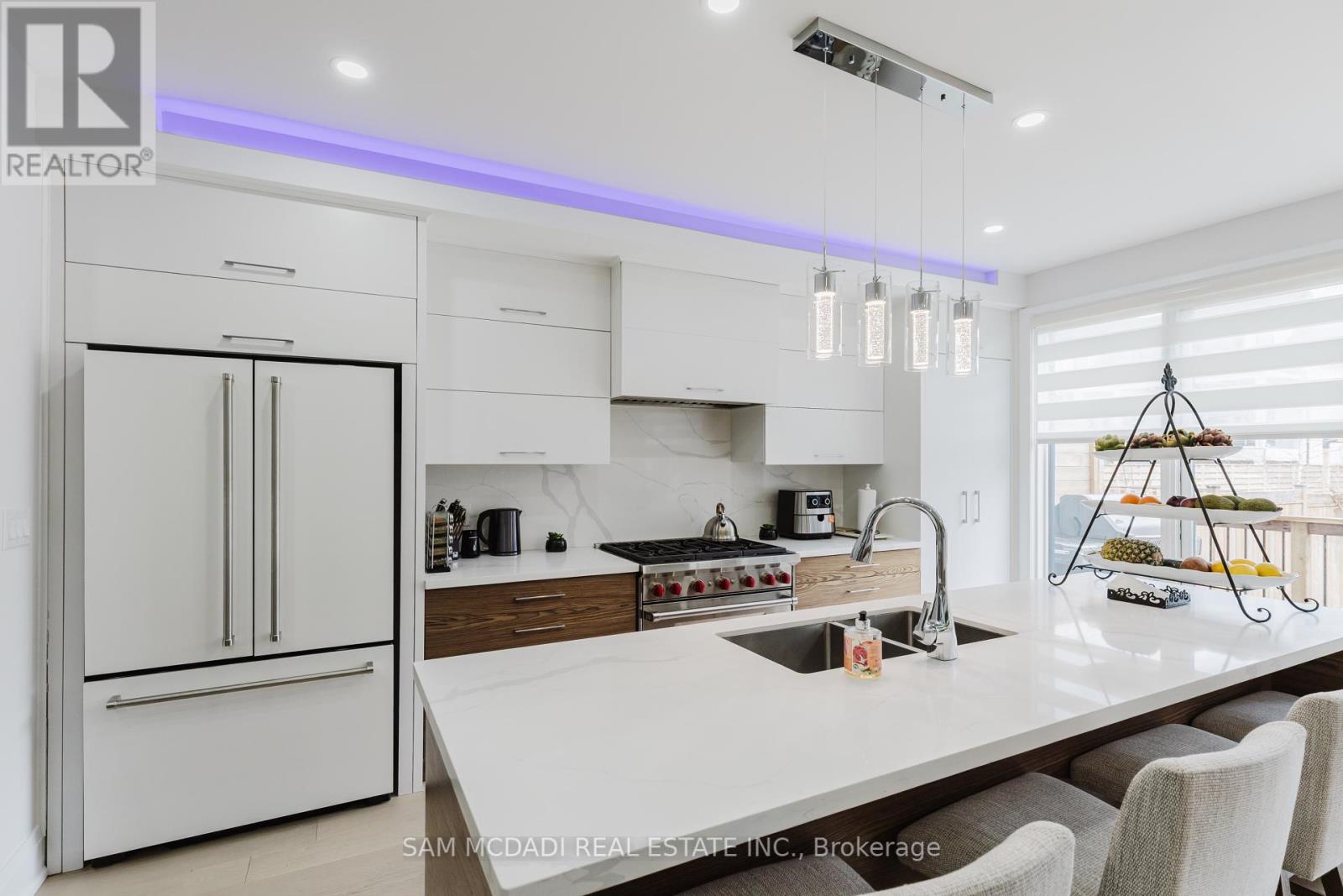 11a Maple Avenue N, Mississauga, Ontario  L5H 2R9 - Photo 7 - W12126851