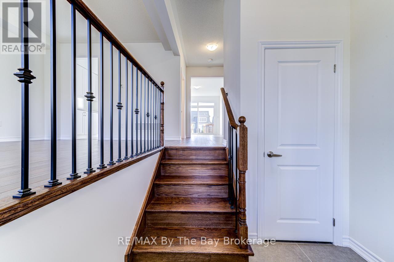 162 Mapleside Drive, Wasaga Beach, Ontario  L9Z 0L4 - Photo 2 - S12126941