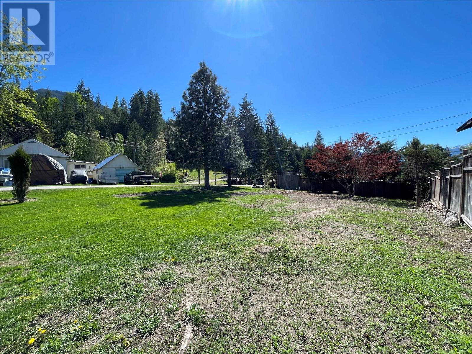 7805 Woodside Avenue, Procter, British Columbia  V1L 0B8 - Photo 12 - 10346536