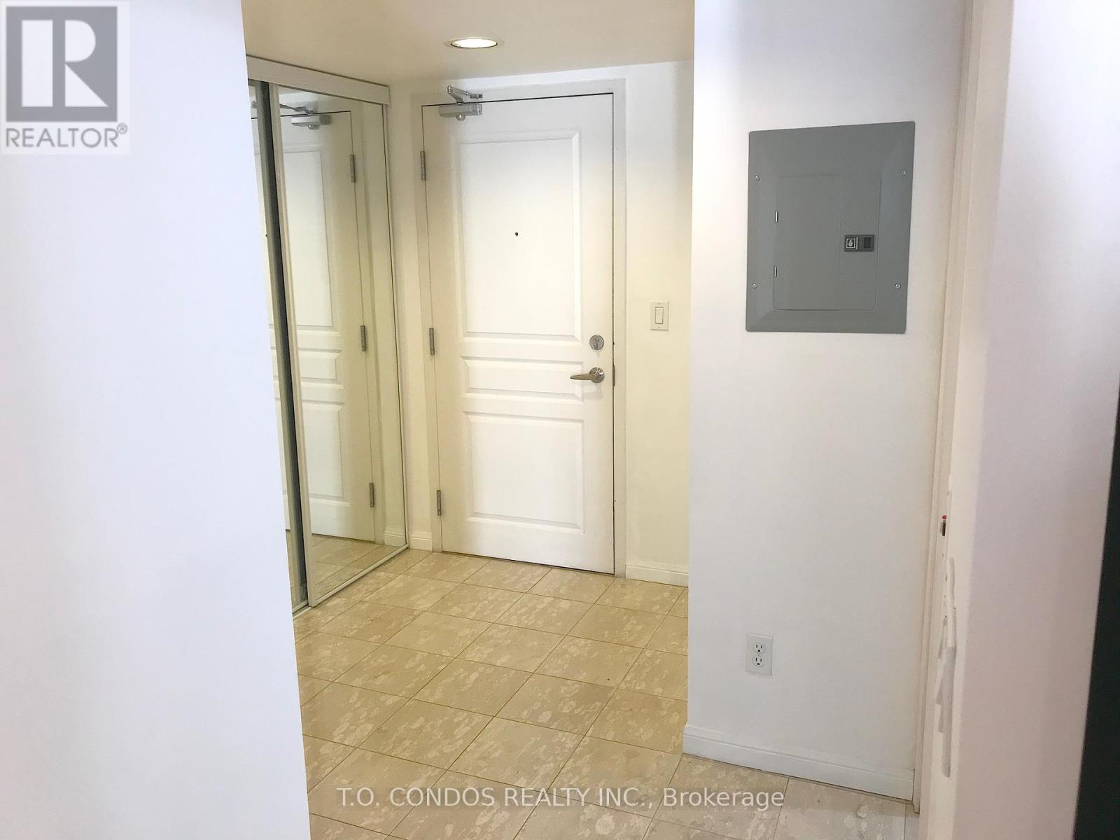 710 - 140 Simcoe Street, Toronto, Ontario  M5H 4E9 - Photo 3 - C12126956