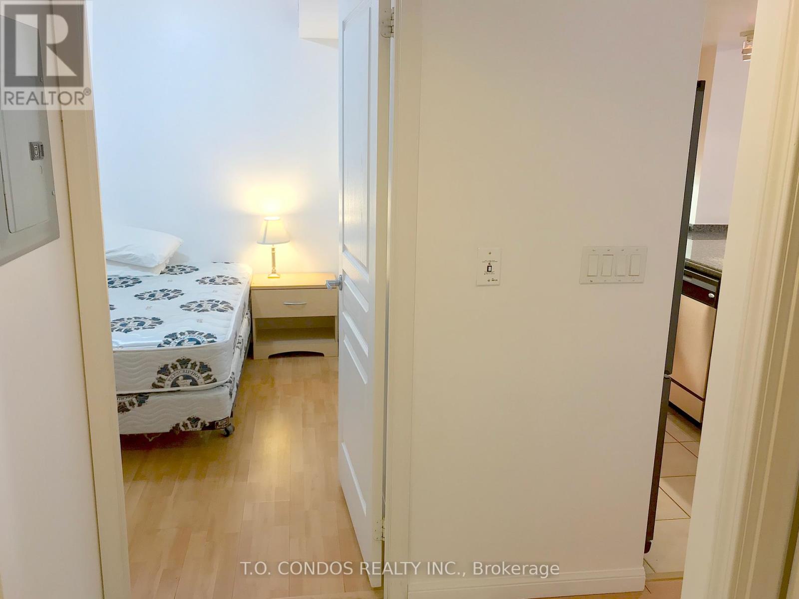 710 - 140 Simcoe Street, Toronto, Ontario  M5H 4E9 - Photo 4 - C12126956