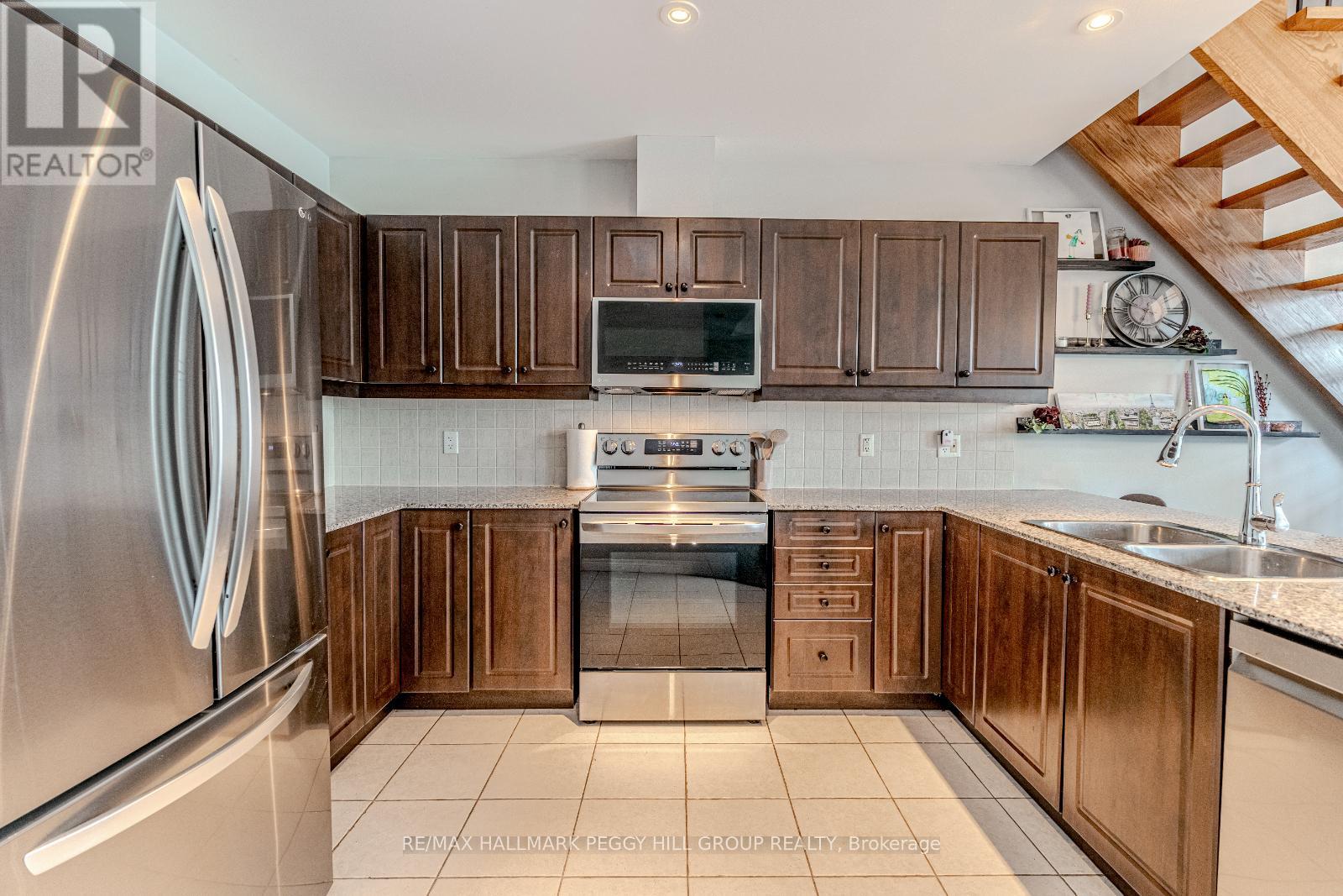 6 Victoria Street, Barrie, Ontario  L4N 6G2 - Photo 6 - S12127071