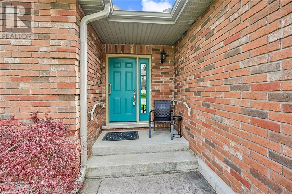 Property at 70 WINNETT Street N image 4